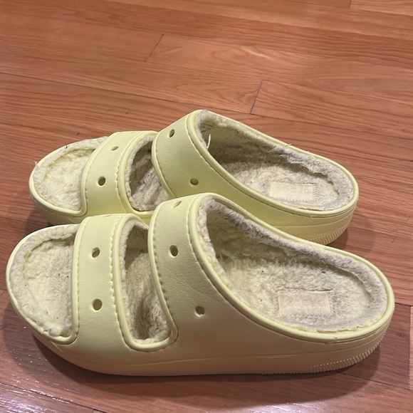 Crocs women’s yellow classic lined cozy sandal size 11. - Picture 4 of 7